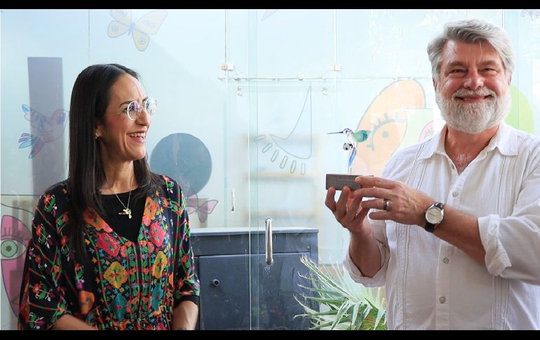 Tlaquepaque entregó una figura de colibrí de vidrio soplado, simbolizando esperanza, por su parte, Springfield obsequió chocolates elaborados por empresas locales. CORTESÍA