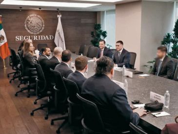 Omar García Harfuch, secretario de Seguridad y Protección Ciudadana, junto con el director del FBI, Kash Patel, y el embajador de Estados Unidos en México, Ronald Johnson, durante reunión de coordinación. EL UNIVERSAL