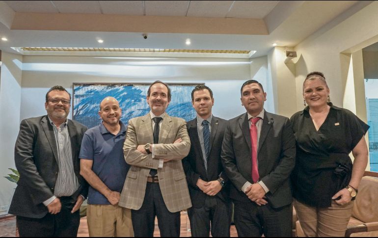 El secretario Ricardo Barbosa (centro) asegura que la atención laboral pública es ahora más barata y eficaz. EL INFORMADOR/A. Navarro