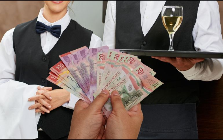 En México, los días feriados son de descanso obligatorio, pero si un patrón requiere que sus empleados presten servicios en estas fechas, la ley establece una compensación económica específica. ESPECIAL / CANVA