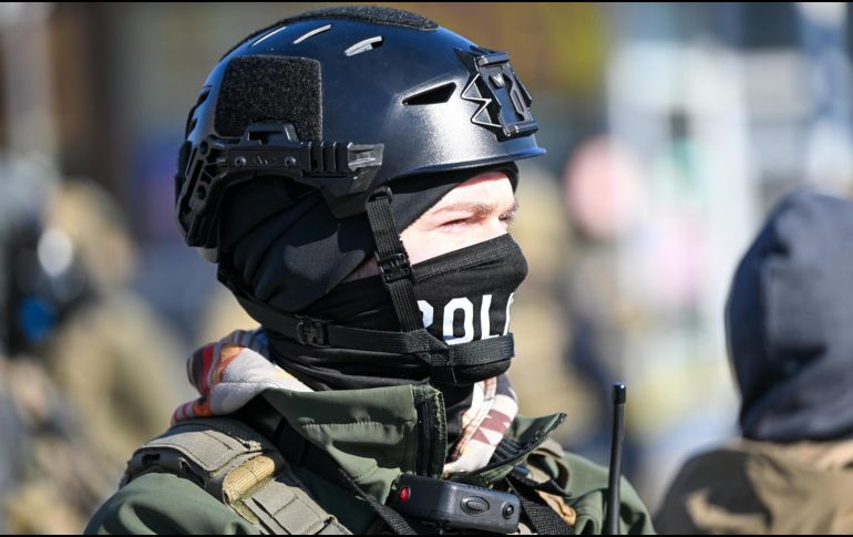 Un oficial federal hace guardia durante los enfrentamientos después de que ICE disparó fatalmente a un hombre varias veces mientras intentaban detenerlo en Minneapolis, Minnesota. EFE/C. LASSIG