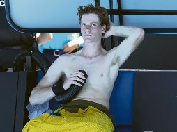 La acción se detuvo cuando Sinner perdía 1-3 en el tercer set; allí, la organización aplicó la regla de calor del torneo. Desde su regreso al court, el italiano dio vuelta el score, con lo que sobrevoló una sensación de favoritismo en beneficio del campeón de las dos últimas citas. AFP/D. Gray