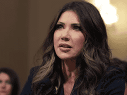 Tanto Noem como Bovino afirmaron que Alex Pretti, el hombre de 37 años asesinado en Mineápolis, 