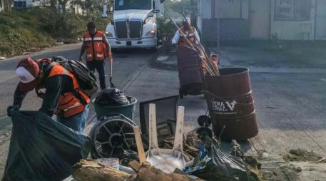 Casi 150 toneladas de residuos, desde muebles, electrodomésticos, llantas y madera, fueron retirados hoy de las calles del puerto de Veracruz. ESPECIAL