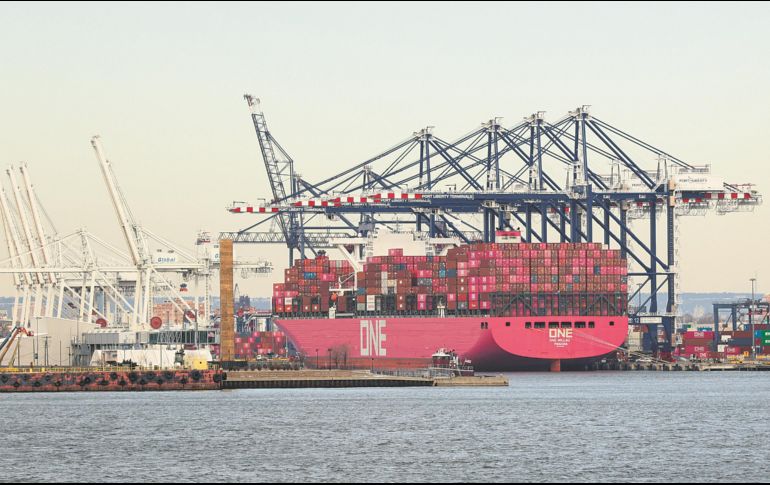 Buques de carga y contenedores en el puerto de Jersey City, en Nueva Jersey, reflejan la intensa integración comercial entre Estados Unidos y México, en el contexto de la próxima revisión del T-MEC. AFP