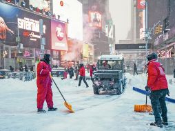 Las calles y avenidas de las grandes ciudades han quedado cubiertas de blanco por las intensas nevadas. EFE