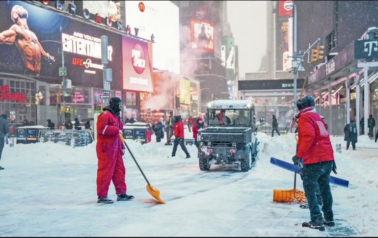 Las calles y avenidas de las grandes ciudades han quedado cubiertas de blanco por las intensas nevadas. EFE