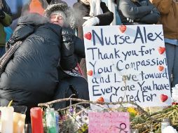 Veladoras y flores fueron colocadas en el lugar donde Alex Pretti fue abatido por agentes federales, mientras crecen las protestas y las dudas sobre la versión oficial del tiroteo. EFE