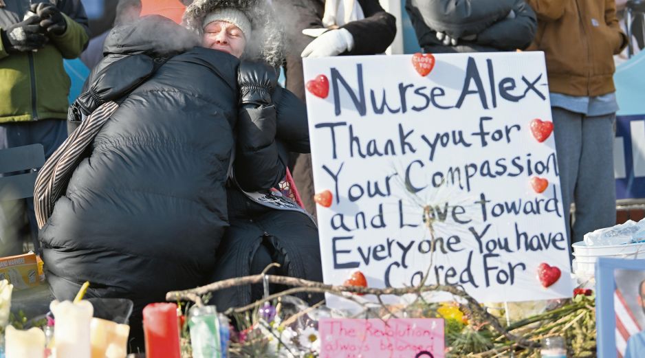 Veladoras y flores fueron colocadas en el lugar donde Alex Pretti fue abatido por agentes federales, mientras crecen las protestas y las dudas sobre la versión oficial del tiroteo. EFE