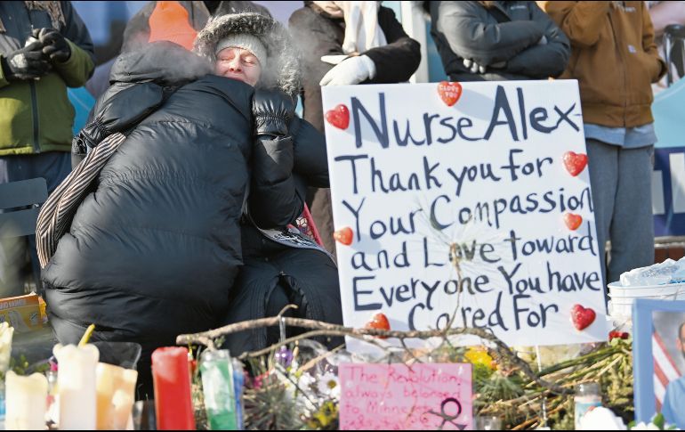 Veladoras y flores fueron colocadas en el lugar donde Alex Pretti fue abatido por agentes federales, mientras crecen las protestas y las dudas sobre la versión oficial del tiroteo. EFE