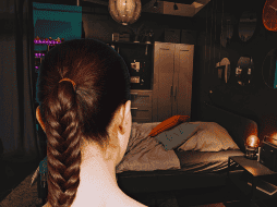 Trenzas sueltas son uno de los peinados más recomendados para dormir, ya que evitan enredos y reducen el encrespamiento. ESPECIAL / CANVA