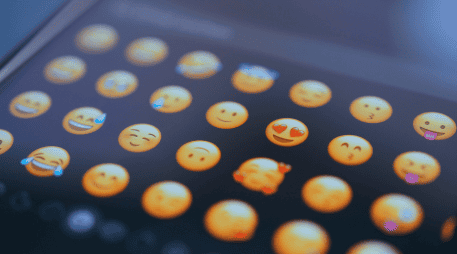 Los emojis, stickers, gifs y memes son parte de la comunicación cotidiana en medios sociales, y son usados con significados específicos por infantes, adolescentes y jóvenes. ESPECIAL