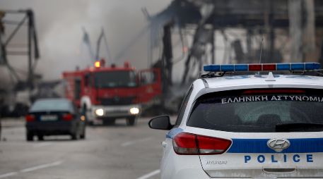 El incendio posterior a la explosión destruyó una fábrica de galletas cerca de Trikala y provocó varias víctimas y heridos. EFE/STR