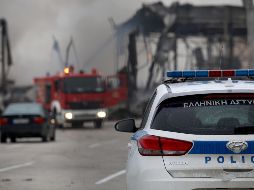 El incendio posterior a la explosión destruyó una fábrica de galletas cerca de Trikala y provocó varias víctimas y heridos. EFE/STR