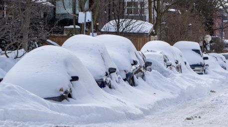 Ante el colapso vial que afecta distintos puntos de la ciudad, la Policía de Toronto recomendó a los residentes permanecer en sus hogares. EFE/Julio César Rivas