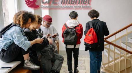La CFE informó que durante 2026 se prevé la distribución de 237 mil tarjetas SIM con servicio de internet móvil gratuito. PEXELS