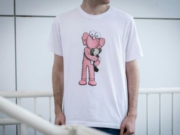 El uso constante de la lavadora, el calor excesivo o productos inadecuados pueden provocar que el dibujo se agriete o que las piedras decorativas se desprendan. Unsplash