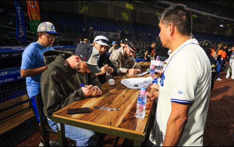 Charros de Jalisco celebró este lunes su bicampeonato de la Liga Mexicana del Pacífico con una convivencia especial junto a su afición en el Estadio Panamericano. EL INFORMADOR/ J. ACOSTA.