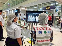 Autoridades sanitarias de Tailandia vigilan a pasajeros de vuelos internacionales en el aeropuerto de Suvarnabhumi, tras activar medidas de detección por el virus Nipah. EFE