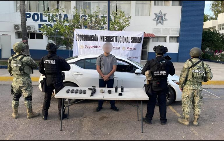 Al ser alcanzado y ser sometido a una revisión, se encontró que este llevaba un rifle AK-47, siete cargadores, 60 cartuchos útiles, dos radios, un celular y el vehículo que conducía cuenta con reporte de robo. ESPECIAL/X/ @sspsinaloa1