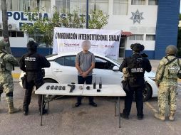 Al ser alcanzado y ser sometido a una revisión, se encontró que este llevaba un rifle AK-47, siete cargadores, 60 cartuchos útiles, dos radios, un celular y el vehículo que conducía cuenta con reporte de robo. ESPECIAL/X/ @sspsinaloa1