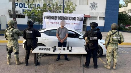 Al ser alcanzado y ser sometido a una revisión, se encontró que este llevaba un rifle AK-47, siete cargadores, 60 cartuchos útiles, dos radios, un celular y el vehículo que conducía cuenta con reporte de robo. ESPECIAL/X/ @sspsinaloa1