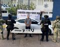 Al ser alcanzado y ser sometido a una revisión, se encontró que este llevaba un rifle AK-47, siete cargadores, 60 cartuchos útiles, dos radios, un celular y el vehículo que conducía cuenta con reporte de robo. ESPECIAL/X/ @sspsinaloa1