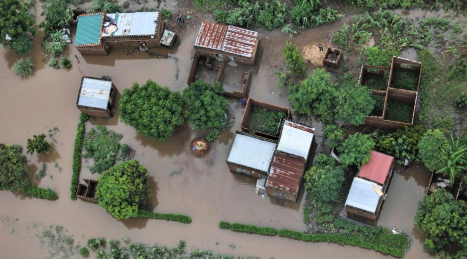 Las intensas lluvias y las inundaciones registradas desde mediados de diciembre de 2025 han afectado a unos 1,3 millones de personas en el sur de África, destruyendo viviendas e infraestructuras críticas e interrumpiendo el acceso a los servicios de salud. EFE/L. NHANTUMBO