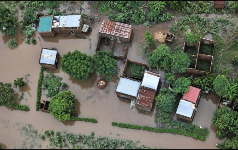 Las intensas lluvias y las inundaciones registradas desde mediados de diciembre de 2025 han afectado a unos 1,3 millones de personas en el sur de África, destruyendo viviendas e infraestructuras críticas e interrumpiendo el acceso a los servicios de salud. EFE/L. NHANTUMBO