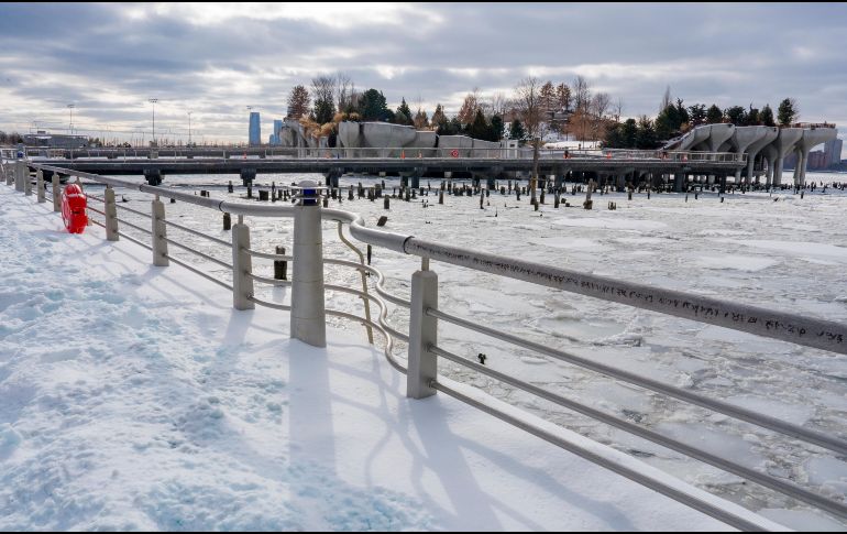 Fotografía donde se observa el río Hudson congelado, tras la tormenta invernal en Nueva York. Al menos 34 personas han fallecido por la tormenta invernal que afecta a dos tercios de la geografía estadounidense desde este fin de semana. EFE/ A. Colmenares