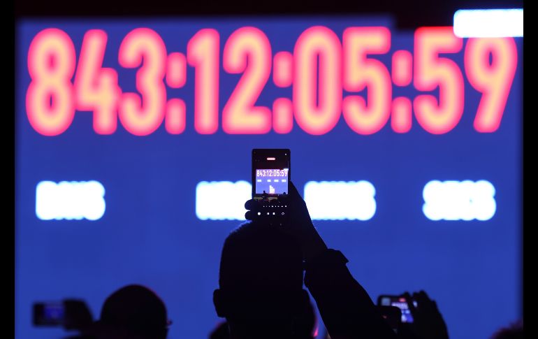 El reloj de Tel Aviv que marcaba la separación de personas cautivas por Hamas se detuvo hoy mostrando los siguientes números. EFE / EPA / ABIR SULTAN