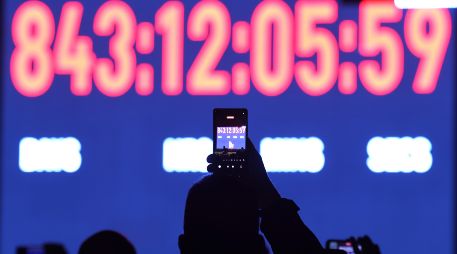 El reloj de Tel Aviv que marcaba la separación de personas cautivas por Hamas se detuvo hoy mostrando los siguientes números. EFE / EPA / ABIR SULTAN