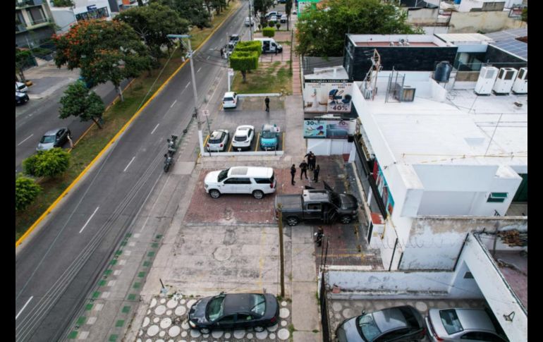 Los escoltas respondieron a la agresión, lo que provocó un intercambio de disparos dentro del estacionamiento del centro comercial, donde quedaron regados cerca de 40 casquillos de arma corta. EL INFORMADOR / A. Navarro