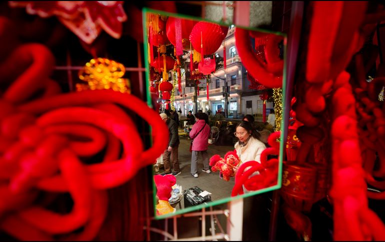 En la tradición oriental, cada uno de los doce animales del horóscopo son afines a elementos terrestres que propician su prosperidad, equilibrio y cuidado. EFE/EPA/A.  Plavevski