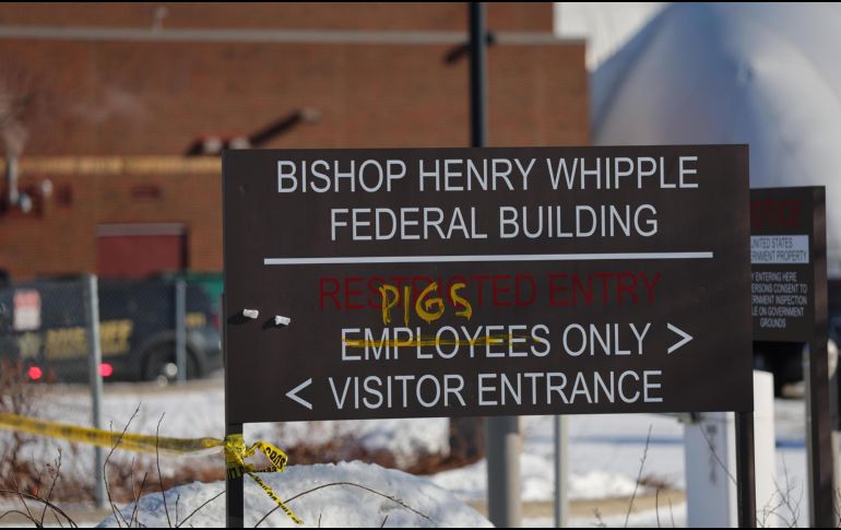 Fotografía que muestra un letrero intervenido durante una manifestación en el edificio federal Bishop Henry Whipple este miércoles, en Mineápolis, Estados Unidos. EFE/ A. Bettcher