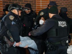 Manifestantes fueron arrestados durante una movilización contra operativos migratorios en Manhattan. EFE/ O. Fedorova