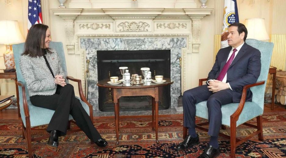 El secretario de Estado recibió en su despacho a Machado, quien salió satisfecha de la reunión, asegurando que cuenta con el total respaldo del Gobierno de Trump. EFE/ Departamento de Estado de Los Estados Unidos.