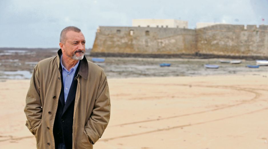 Arturo Pérez-Reverte. El escritor cuestiona las presiones políticas y la falta de garantías para un debate público plural. AFP