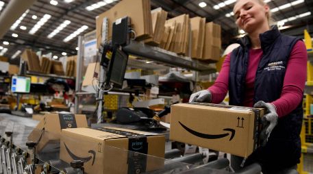 Amazon argumenta que ajusta su plantilla después del auge que supuso el confinamiento por la pandemia de COVID-19. AFP/Archivo