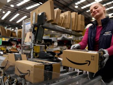 Amazon argumenta que ajusta su plantilla después del auge que supuso el confinamiento por la pandemia de COVID-19. AFP/Archivo