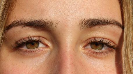 Las pestañas fuertes y largas pueden ayudar a proteger nuestros ojos de diversos agentes externos. UNSPLASH / L. CUKAJ