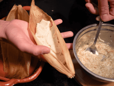 En Milpa Alta se les conoce como "tamalates" y a menudo incluyen frijol molido o anís en la masa. CANVA