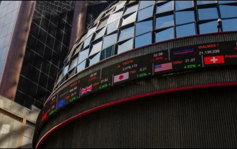 En la jornada, el tipo de cambio se depreció un 0.1 % hasta un nivel de 17.23 pesos por dólar, luego de que en la jornada previa apuntara a los 17.22, según datos del Banco de México. NTX / ARCHIVO