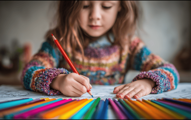 Dibujar permite la expresión de emociones y sentimientos, mejorando la salud emocional y aumentando la producción de oxitocina, serotonina y endorfinas. CANVA