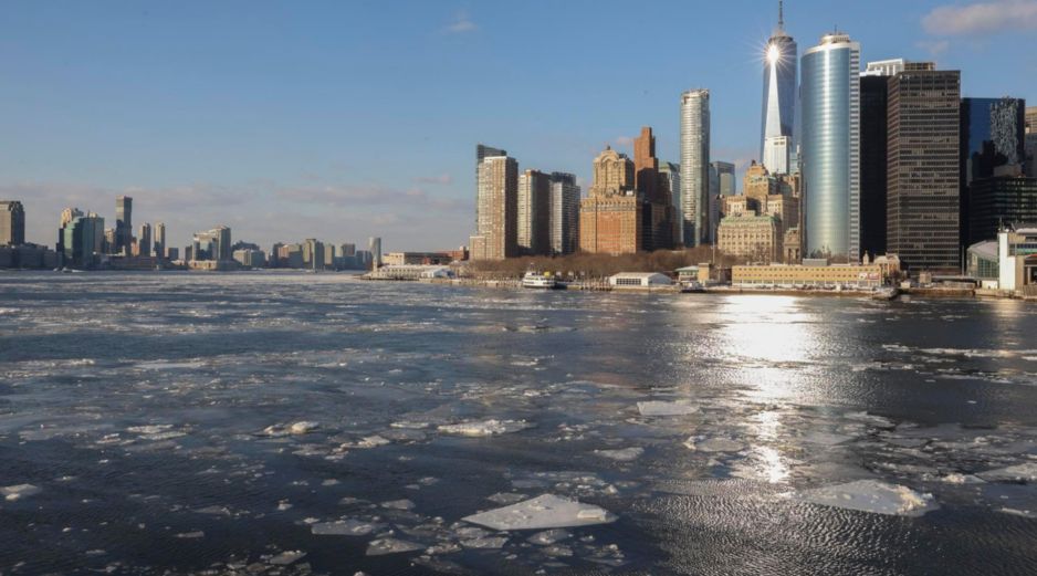 Hielo flota en el puerto de Nueva York en la confluencia de los ríos Este y Hudson. EFE/SARAH YENESEL