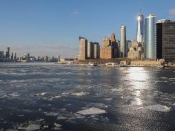 Hielo flota en el puerto de Nueva York en la confluencia de los ríos Este y Hudson. EFE/SARAH YENESEL