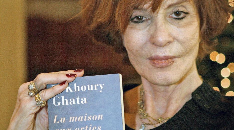 Vénus Khoury-Ghata posa con su libro, “La Maison aux Orties”, publicado en 2006. AFP