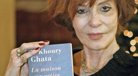 Vénus Khoury-Ghata posa con su libro, “La Maison aux Orties”, publicado en 2006. AFP