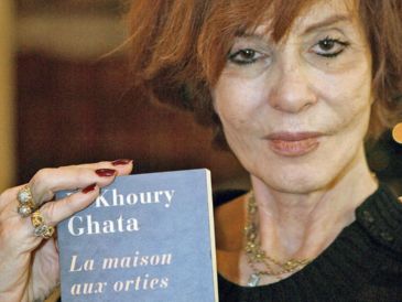 Vénus Khoury-Ghata posa con su libro, “La Maison aux Orties”, publicado en 2006. AFP