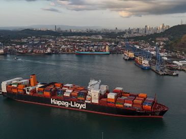 Un buque mercante navega por el puerto de Balboa, gestionado por CK Hutchison Holdings, en el Canal de Panamá. AP/M. Delacroix